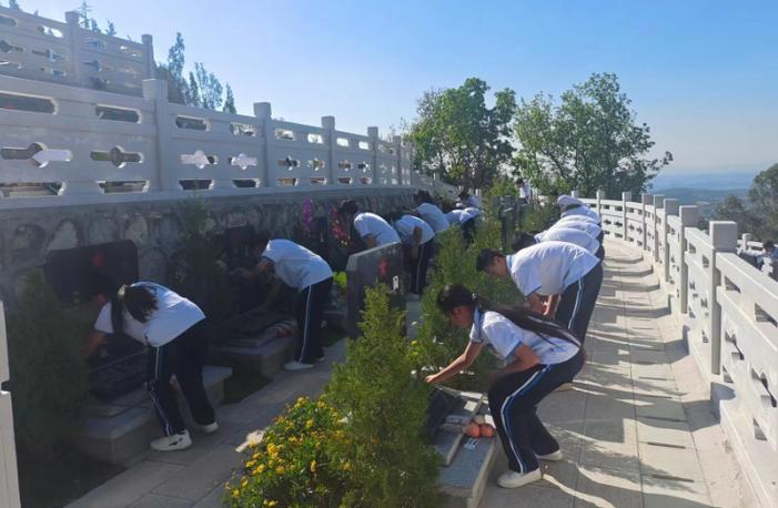 弥勒数千人,徒步7.5公里祭英烈!